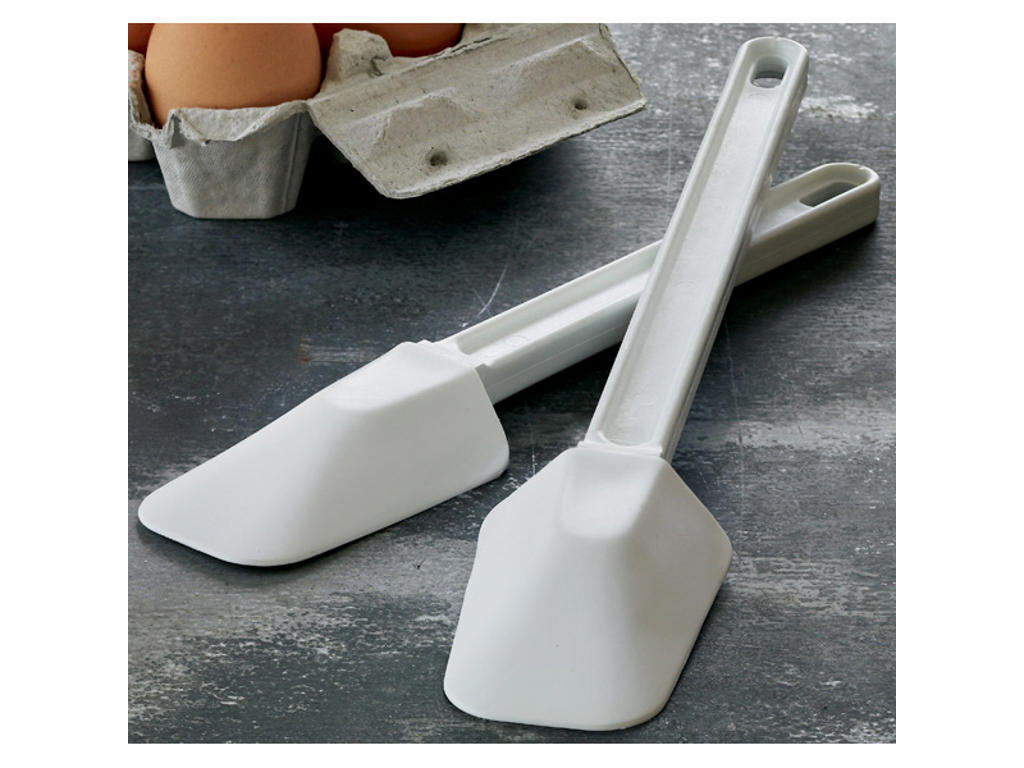 Spoon-shaped dish scraper