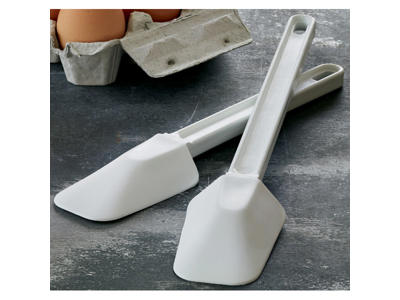 Spoon-shaped dish scraper